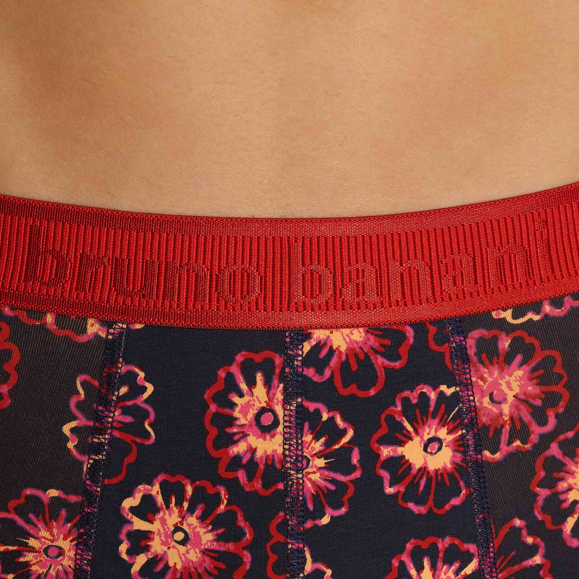 Boxershorts, Blumenmuster, Schwarzer Stoff, Roter Bund, Elastischer Bund