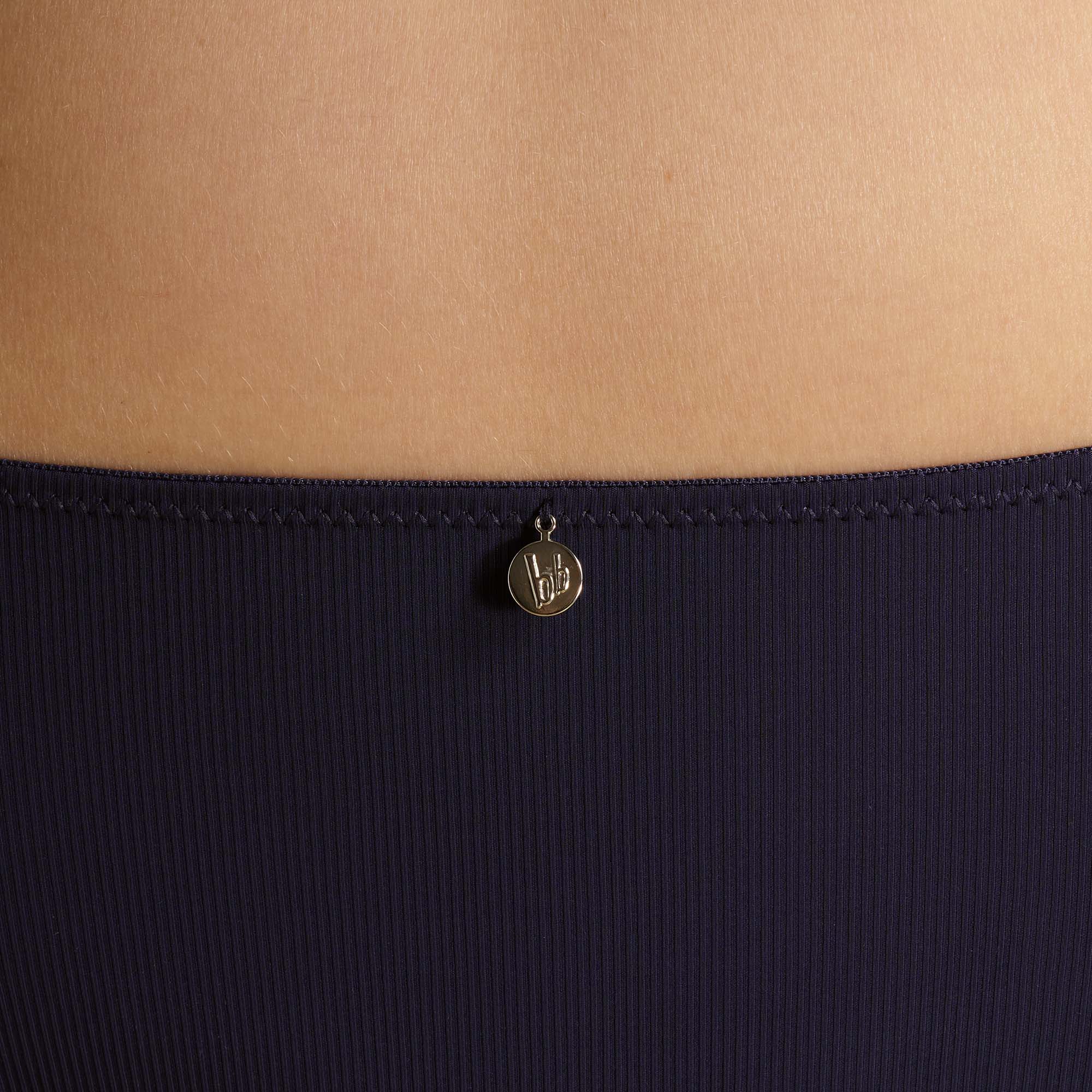 Kleidungsstück, Korsettbeteil, dunkelblau, Rippstrick, Metallanhänger
