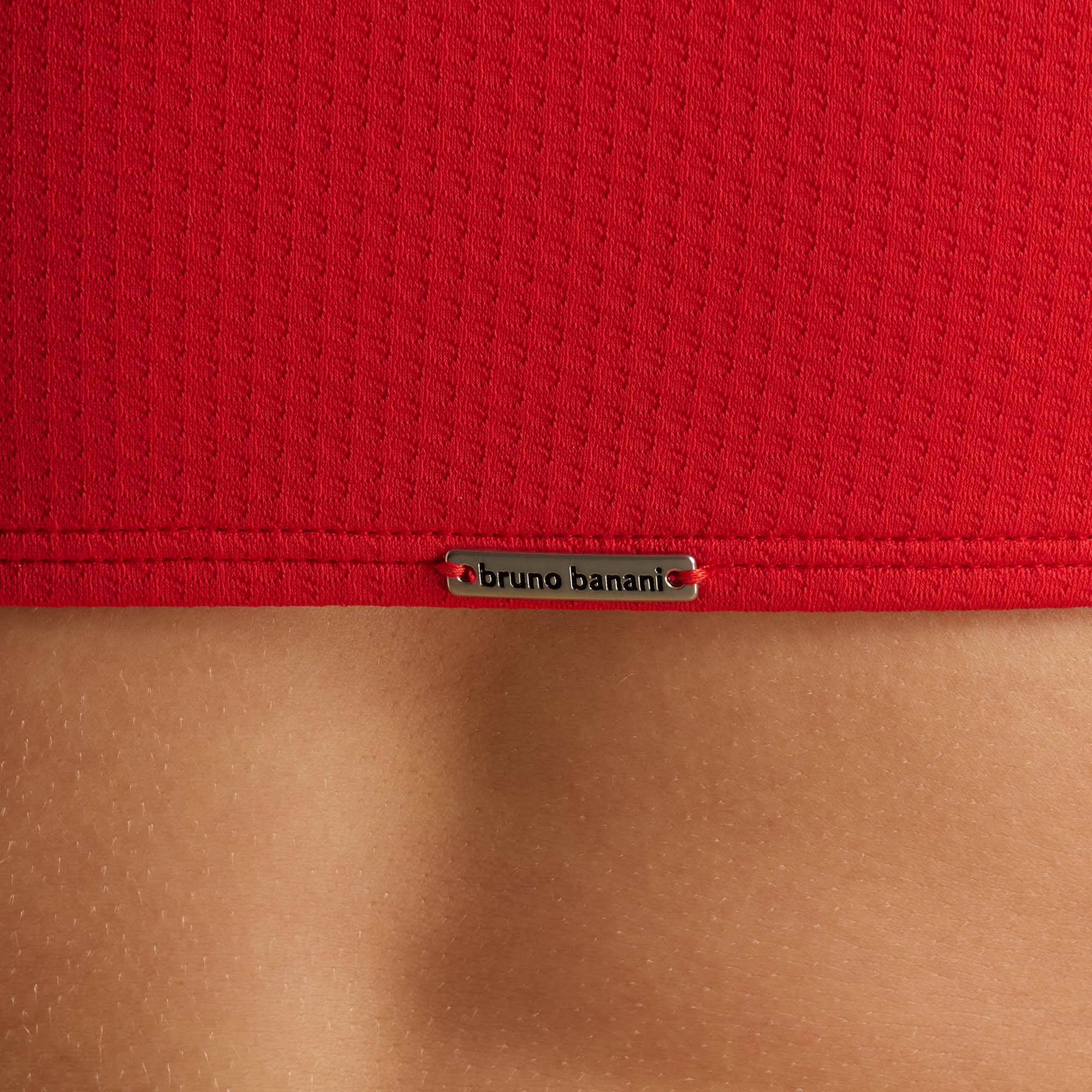 rotes Gewebe, gerippte Struktur, bruno banani, Metalllabel, abgeschnittene Kante