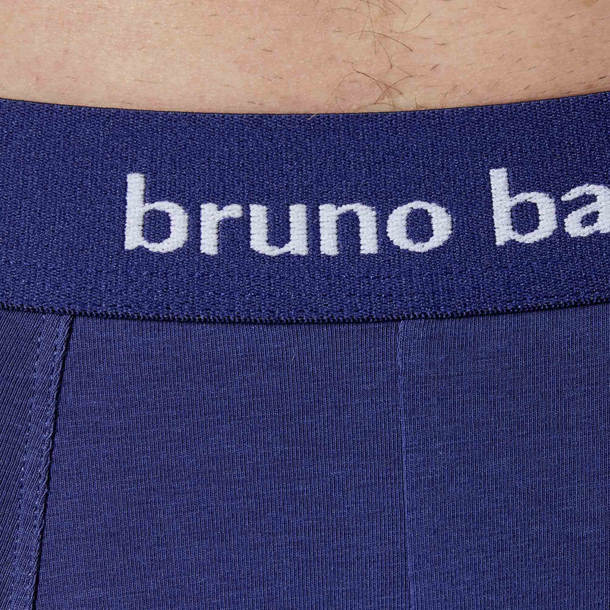 Kragen, blauer Stoff, Text am Kragen, Naht sichtbar, Kleidung Nahaufnahme
