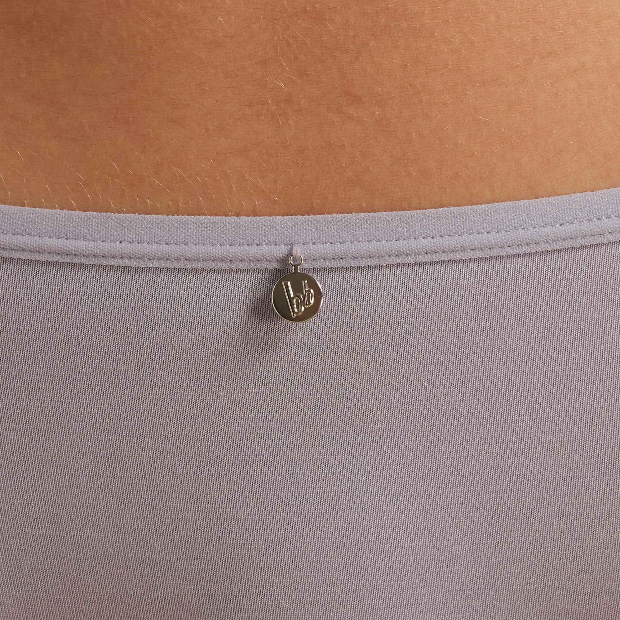 lilafarbenes Oberteil, Rückennahe, Metallanhänger, runder Anhänger, Strickstoff